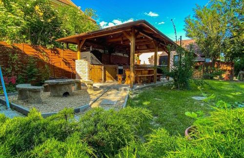 Tiszababolna House | Explore Bárdos Vendégház: 4-Star Comfort with Hot Tub