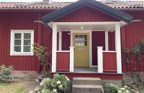 Hallstahammar Municipality Bed & Breakfast | Pet-Friendly Bagarstugan: Rated 10/10 for Family Comfort