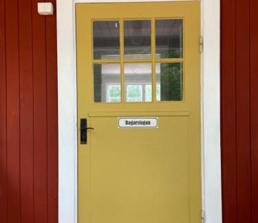 Hallstahammar Municipality Bed & Breakfast | Pet-Friendly Bagarstugan: Rated 10/10 for Family Comfort