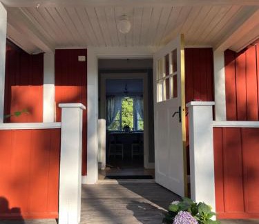 Hallstahammar Municipality Bed & Breakfast | Pet-Friendly Bagarstugan: Rated 10/10 for Family Comfort