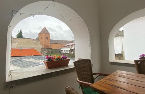 Koszeg Apartment | Comfortable Bécsikapu Apartman with Pet-Friendly Amenities
