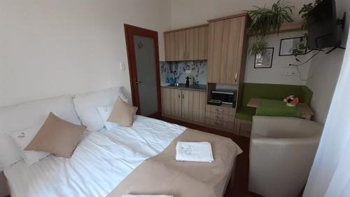 Kapolnasnyek Apartment | Highly Rated Bíbic Apartman C with Kitchen Amenities
