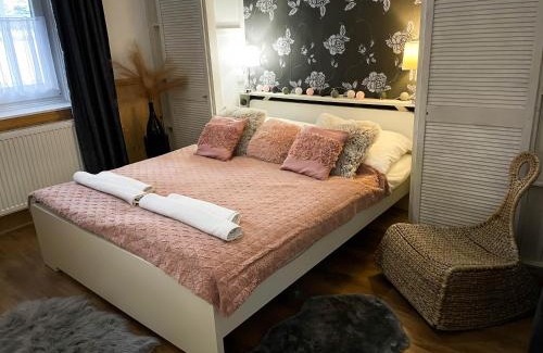 Villany Apartment | Bíborlak 7: Eco-Friendly Retreat with Hot Tub & Breakfast