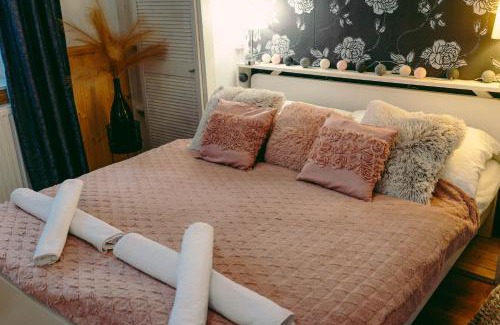 Villany Apartment | Bíborlak 7: Eco-Friendly Retreat with Hot Tub & Breakfast