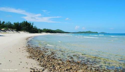 Van Don Hotel | Discover Bích Ngọc Hotel Quan Lạn with Oceanfront Views