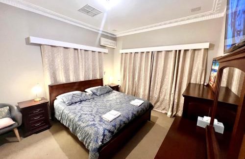 Northam House | Family-Friendly Bõucher Manor in Northam with Great Reviews