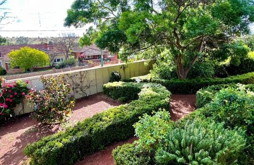 Northam House | Family-Friendly Bõucher Manor in Northam with Great Reviews