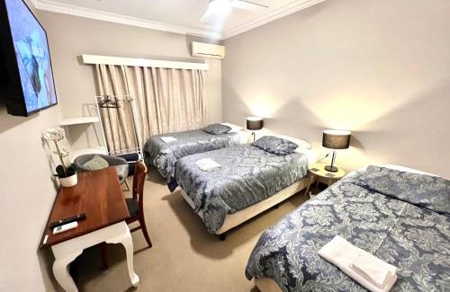 Northam House | Family-Friendly Bõucher Manor in Northam with Great Reviews