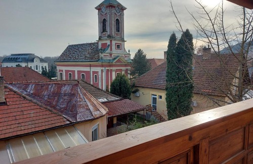 Tokaj Apartment | Discover Böne Vendégház: Pet-Friendly Oasis by the Ocean