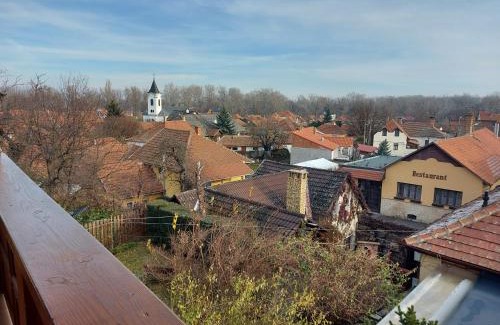 Tokaj Apartment | Discover Böne Vendégház: Pet-Friendly Oasis by the Ocean