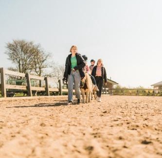 Sahrensdorf House | Family-Friendly Büdlfarm - Experience Oceanfront Bliss