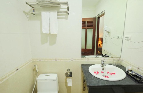 Dich Vong Hotel | Budget-Friendly Bạch Dương Hotel with Hot Tub & Breakfast