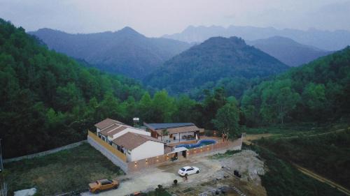 Cao Bang Cabin | Discover Bản Nhỏ: Oceanfront Retreat with Pool Access