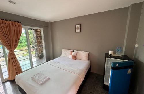 Ranong Hotel | Pet-Friendly B and B Hotel with Family Amenities