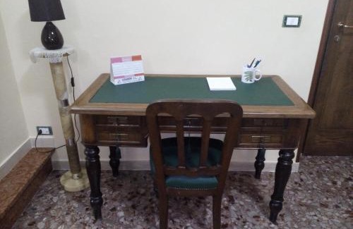Fondi Apartment | Cozy Stay at B&B A Casa Di Nonna with Family-Friendly Dining