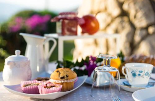 Rocca Massima Bed & Breakfast | Guest Rated: B&B A Casa di Silvia with Oceanfront Pool
