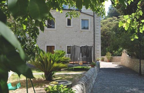 Vizzini House | Relax at A Cunziria: Oceanfront, Pet-Friendly Retreat