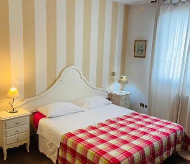 Padova Bed & Breakfast | Cozy Retreat at B&B Al Ponte with Hot Tub & Family Dining