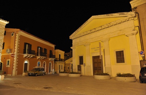 Comiso Apartment | Explore B & B "Al Teatro" in Comiso with Oceanfront Views