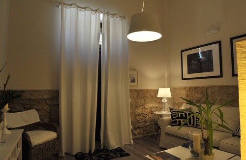 Comiso Apartment | Explore B & B "Al Teatro" in Comiso with Oceanfront Views