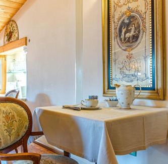 Barco Bed & Breakfast | Elegant B&B Alla Loggia dell'Imperatore with Breakfast Included