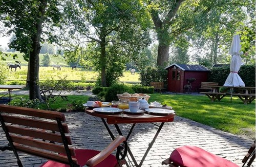 Bingum Apartment | Tranquil B&B am Bingumer Deich with Ocean Views & Breakfast