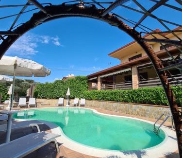 Frascinelle Bed & Breakfast | Coastal Bliss at B&B Artemide with Oceanfront Amenities