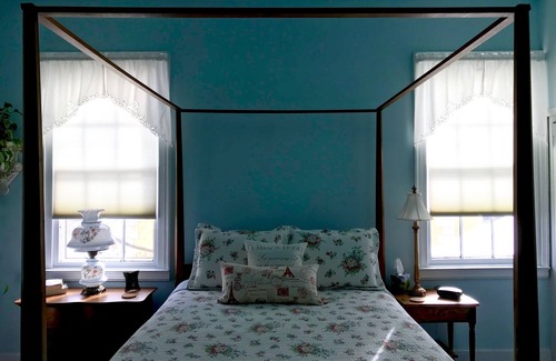 Canandaigua Bed & Breakfast | Inviting B&B at Oliver Phelps with Pool & Restaurant