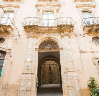Caltagirone Bed & Breakfast | Perfect Getaway at B&B Attico Taranto with Hot Tub & Dining