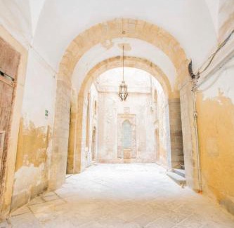 Caltagirone Bed & Breakfast | Perfect Getaway at B&B Attico Taranto with Hot Tub & Dining