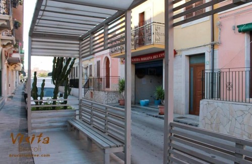 Brucoli House | Comfortable B&B Baia di Brucoli Centro with Breakfast & Family Rooms