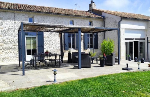 Saint-Georges-des-Agouts Bed & Breakfast | Pet-Friendly B&B Bel Agave with Oceanfront Spa & Dining