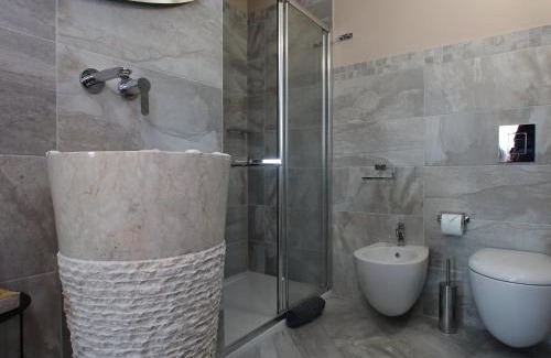 Desenzano del Garda Bed & Breakfast | Experience BELLAVISTA Exclusive B&B with Lake Views & Jacuzzi