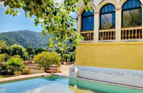 Premia de Dalt Bed & Breakfast | Relax at B&B Can Casadella: Oceanfront Bliss & 9/10 Rating