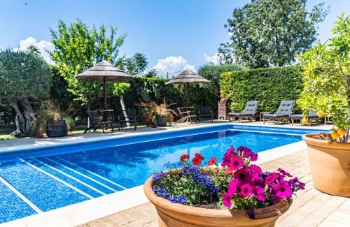 Espartinas Bed & Breakfast | Top-Rated Poolside Retreat at B&B Casa Adelante Sevilla