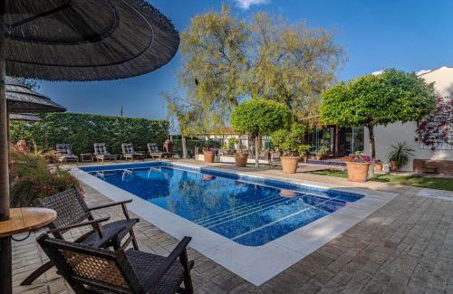 Espartinas Bed & Breakfast | Top-Rated Poolside Retreat at B&B Casa Adelante Sevilla