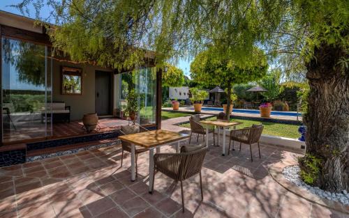 Espartinas Bed & Breakfast | Top-Rated Poolside Retreat at B&B Casa Adelante Sevilla
