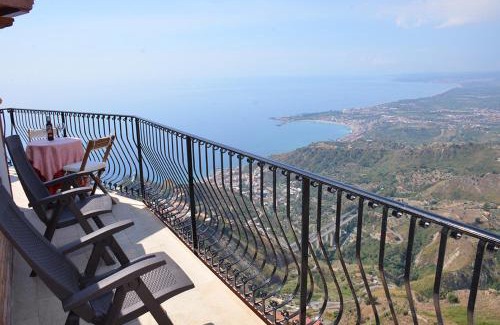 Castelmola Bed & Breakfast | Guest Approved B&B Casa Bellavista with Pet-Friendly Perks