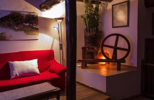 El Grado House | Cozy B&B Casa Forcada: Child-Friendly Retreat with Kitchen