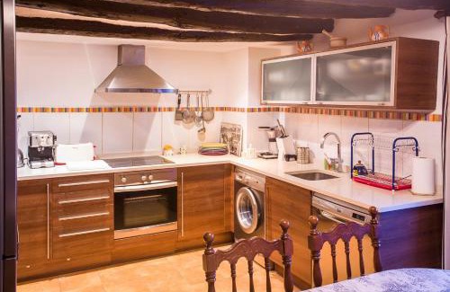 El Grado House | Cozy B&B Casa Forcada: Child-Friendly Retreat with Kitchen
