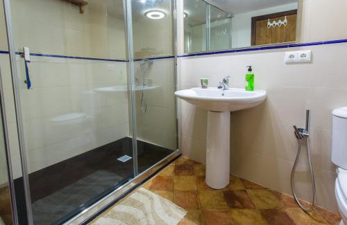 El Grado House | Cozy B&B Casa Forcada: Child-Friendly Retreat with Kitchen