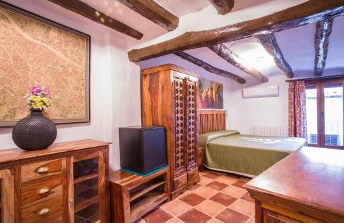 El Grado House | Cozy B&B Casa Forcada: Child-Friendly Retreat with Kitchen