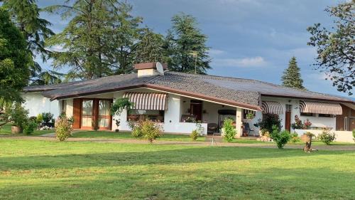 Premariacco Bed & Breakfast | Chic B & B: Family-Friendly Stay with Hot Tub Access