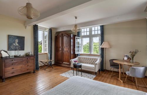 Dragey-Ronthon Bed & Breakfast | Top-Rated Clerval Maison: Family-Friendly with Dining Options