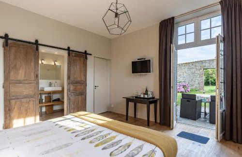 Dragey-Ronthon Bed & Breakfast | Top-Rated Clerval Maison: Family-Friendly with Dining Options