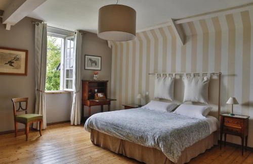 Dragey-Ronthon Bed & Breakfast | Top-Rated Clerval Maison: Family-Friendly with Dining Options