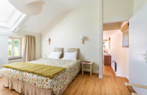 Dragey-Ronthon Bed & Breakfast | Top-Rated Clerval Maison: Family-Friendly with Dining Options
