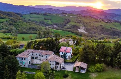 Neviano degli Arduini Apartment | Experience B&B CorteBonomini: Oceanfront Family Retreat