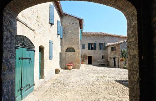 Neviano degli Arduini Apartment | Experience B&B CorteBonomini: Oceanfront Family Retreat