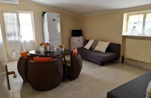 Taranto Apartment | Discover B&B Daniela: Pet-Friendly Retreat with Spa & Hot Tub